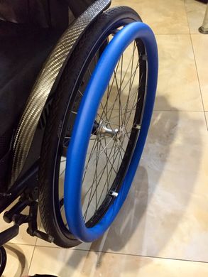 Накладка силиконовая на обруч для инвалидной коляски 24 дюйма поверхность гладкая Синяя. Цена указана за 1 шт