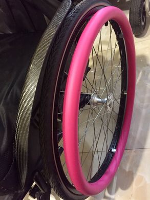 Накладка силиконовая на обруч для инвалидной коляски 24 дюйма поверхность гладкая Розовая. Цена указана за 1 шт.