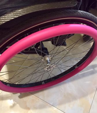 Накладка силиконовая на обруч для инвалидной коляски 24 дюйма поверхность гладкая Розовая. Цена указана за 1 шт.